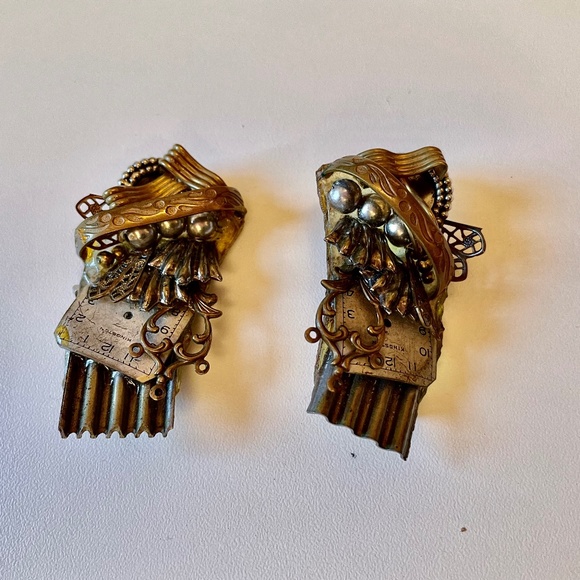 Unique John Wind, Maximal Art Clip Earrings - Picture 1 of 2